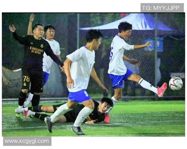 76号足球球星闪耀绿茵场展现非凡实力引领球队追逐胜利梦想 76号足球球星闪耀绿茵场展现非凡实力引领球队追逐胜利梦想